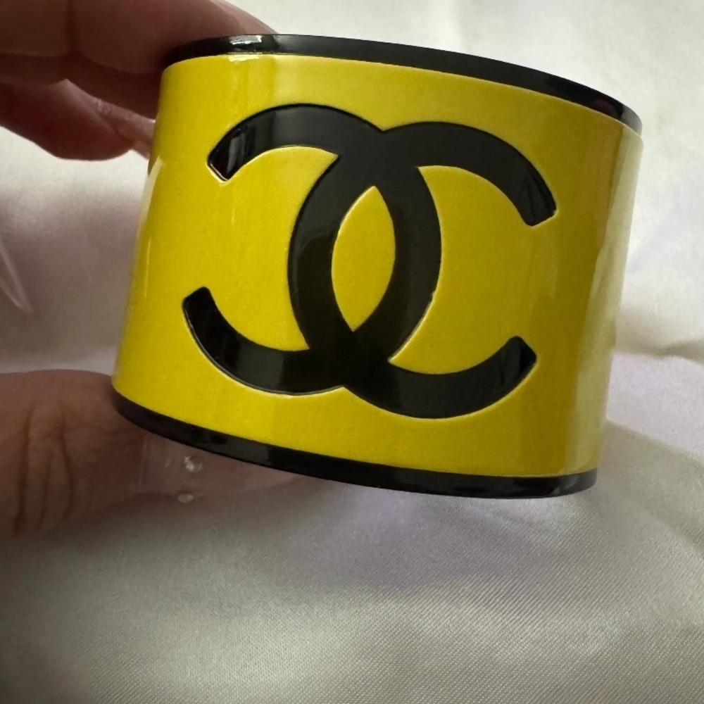 Iconic Bold Yellow and Black Cuff Bracelet - Picture 2 of 4